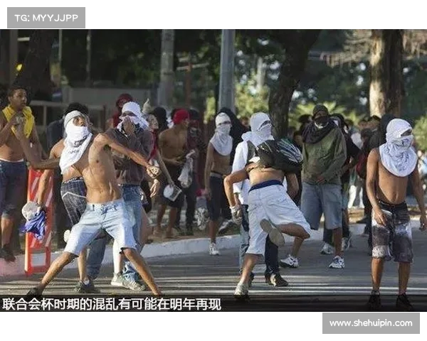 加那利德比冲突升级 50余名拉斯帕尔马斯极端球迷闯入球场引发混乱 加那利德比冲突升级 50余名拉斯帕尔马斯极端球迷闯入球场引发混乱